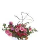 Arreglo de flores naturales con rosas, mini rosas, liatris y rizos en una base de cerámica. Vista desde arriba.