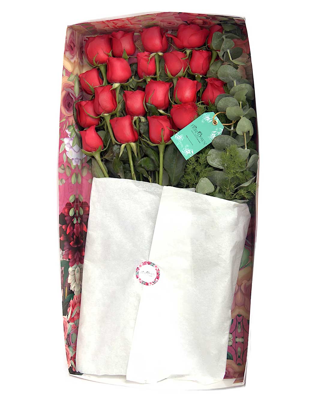 Arreglo de flores naturales con 20 rosas, eucalipto y pino en caja de cartón decorada.