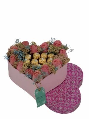 Caja rosa en forma de corazón con rosas, gypsophilas y 10 chocolates Ferrero Rocher.