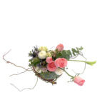 Arreglo de flores naturales con rosas, bombones, flores de Eryngium, Piocha, Curly y margaritas en una bola de eucalipto y sobre una base de tronco.