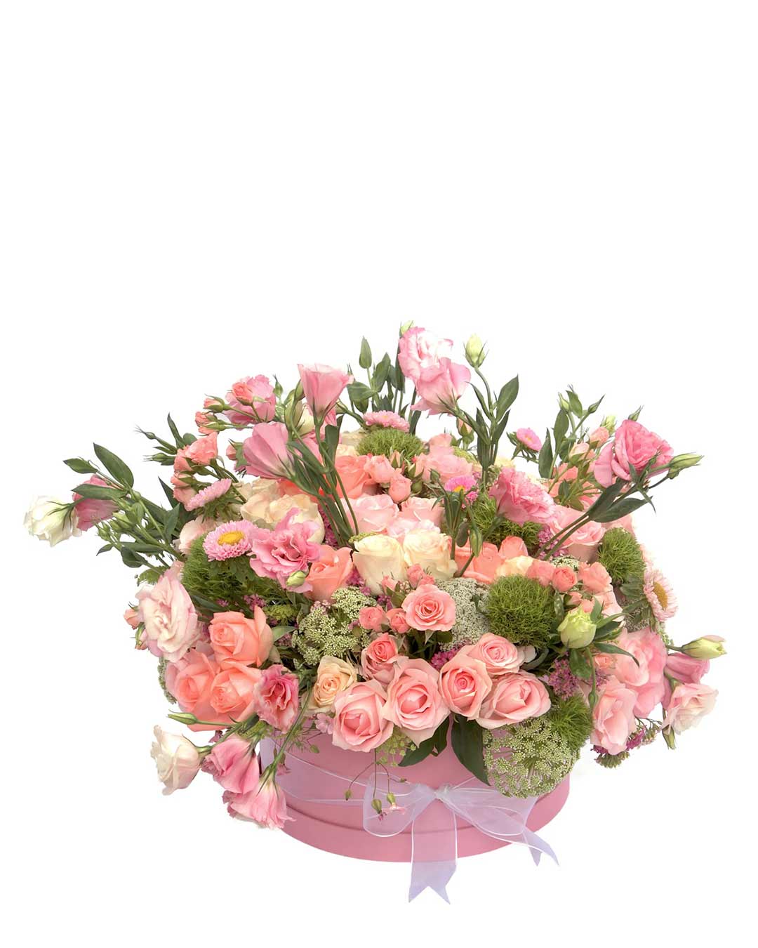 Arreglo de flores naturales con rosas en color rosado, lisianthus, greens y follaje en una caja redonda rosa.