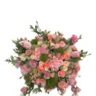 Arreglo de flores naturales con rosas en color rosado, lisianthus, greens y follaje en una caja redonda rosa. Vista desde arriba.