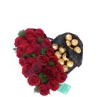 Arreglo de flores naturales con rosas, gypsophilas y 14 chocolates Ferrero Rocher en una caja con forma de corazón decorada con un listón.
