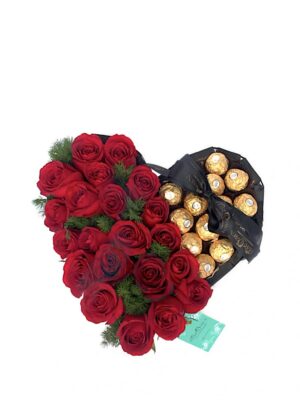 Arreglo de flores naturales con rosas, gypsophilas y 14 chocolates Ferrero Rocher en una caja con forma de corazón decorada con un listón.