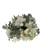 Arreglo de flores naturales con lilis, rosas, astromelias y eucalipto en florero blanco de cerámica.