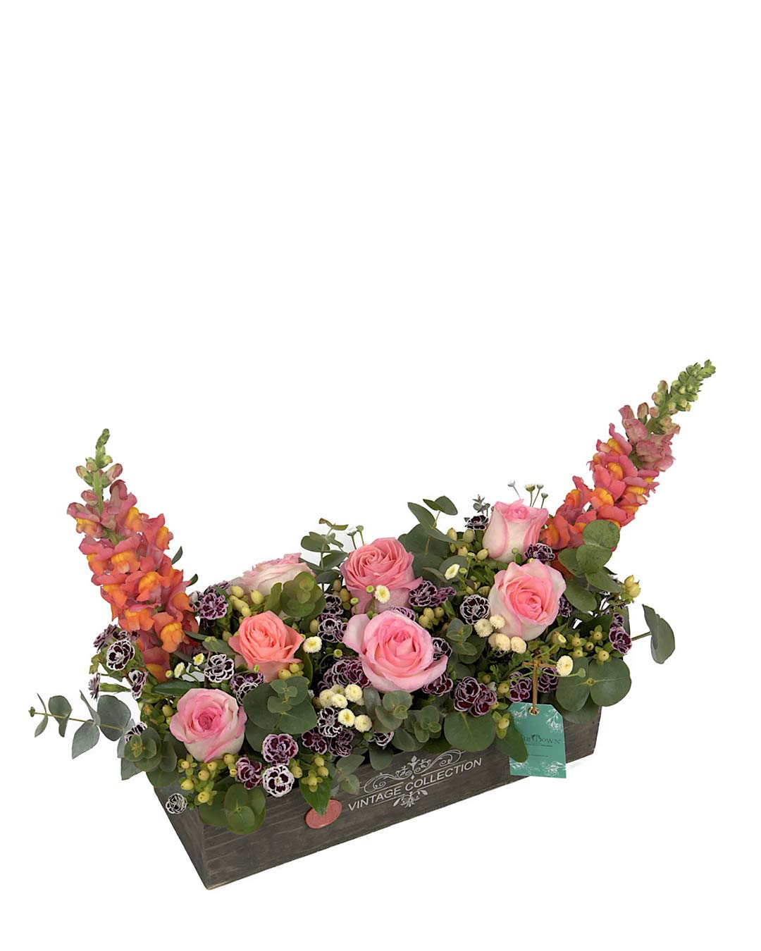 Arreglo de flores naturales con rosas, perritos, eucaliptos, clavelinas y bombones en caja rústica de madera.