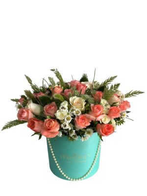 Arreglo de flores naturales con rosas en base turquesa con perlas.