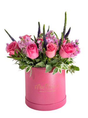 Arreglo de flores naturales con rosas, matiolas y verónicas en base de color rosa.